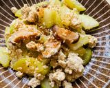 A picture of step 3 of Garlic Hairy Gourd with minced chicken.