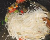 Foto langkah ke 5 dari resep Tumis Jamur Enoki.