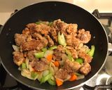 A picture of step 5 of Black vinegar mustard pork.