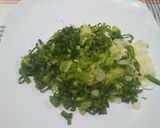 Foto langkah ke 2 dari resep Telur dadar bawang daun.
