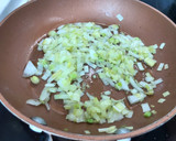 Foto del paso 2 de la receta: Pastel al horno con palitos de cangrejo y merluza