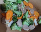 Foto langkah ke 3 dari resep Tumis Brokoli wortel bakso.