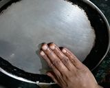 ज्वारीच्या पिठाचे थालिपीठ (मराठवाडा स्पेशल) (jowarichya pithache thalipith recipe in marathi) रेसिपी स्टेप 3 फोटो