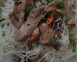 Hình bước làm 4 của món Bún gạo xào tim cật