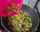 Foto langkah ke 5 dari resep Tofu Cah Brokoli Jamur.