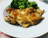 Foto del paso 6 de la receta: Muslo de pollo a la plancha con guarnición de brócoli salteado