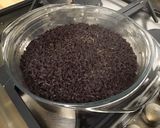 Une image de l'étape 5 de Riz noir au bouillon de crevettes, légumes et romarin.