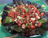 Une image de l'étape 11 de Salade de tomates cerises aux pickles, olives et feta.