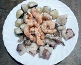 Foto del paso 1 de la receta: Patatas marineras con carabineros y setas shiitake