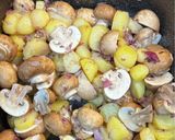 Foto del paso 4 de la receta: Patatas con setas, gulas, gambas y huevos rotos en Airfryer Cosori
