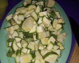 Foto del paso 1 de la receta: Calabacitas con crema y queso