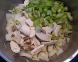 Foto del paso 2 de la receta: Pechuga de pollo asada en salsa de champiñones y apio