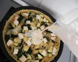 Foto del paso 5 de la receta: Tarta de calabacín, queso y cebolla