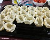 Foto del paso 1 de la receta: Canastitas de caprese, choclo y cebolla, jamón y queso