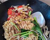 Foto langkah ke 4 dari resep Indomie goreng tomat.