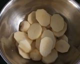 A picture of step 1 of Bataka Kaatri Handi Pulav.