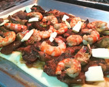 Foto del paso 8 de la receta: Coca con Rovellons, Alcachofas y Gambas