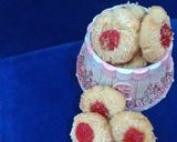 Foto langkah ke 5 dari resep Strawberry Thumbprint Cookies.