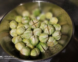 Foto del paso 2 de la receta: Coles de Bruselas a la Cúrcuma en bolsa de Asar