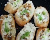 A picture of step 4 of Instant garlic bread.