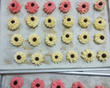 Foto langkah ke 5 dari resep Semprit cookies 3 bahan.
