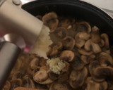 Foto del paso 4 de la receta: Tortilla de champiñones con ajo y perejil