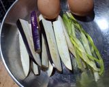Foto langkah ke 1 dari resep Dadar Telor Terong Ungu.