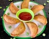 मटार कंरजी (Matar Karanji Recipe In Marathi) रेसिपी स्टेप 4 फोटो 