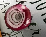 Une image de l'étape 4 de Salade de concombre et tomate à l’oignon rouge, yaourt et menthe.