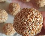 A picture of step 2 of Till k laddu.