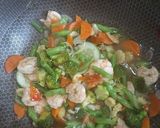 Foto langkah ke 3 dari resep Tumis Udang Sayuran.