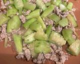 A picture of step 2 of Stir-Fried Bean Sprouts with Luffa Gourd.