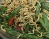 Foto langkah ke 5 dari resep Mie Telur Goreng Sayur Buncis.