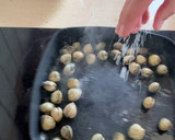 Foto del paso 1 de la receta: Berberechos a la plancha con sal marina y pimienta