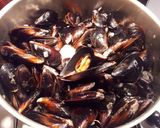 Une image de l'étape 2 de Moules marinières.