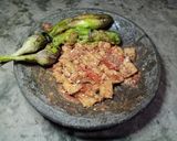 Foto langkah ke 5 dari resep 87. Sambal Tahu dengan Terong Bakar.