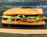 Foto del paso 6 de la receta: Bocadillo de pollo marinado empanado con rúcula y salsa de parmesano