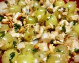 Foto del paso 3 de la receta: Ensalada de uvas con queso fresco y piñones