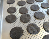 Foto del paso 2 de la receta: Alfajores triples de oreo caseros relleno de dulce de leche