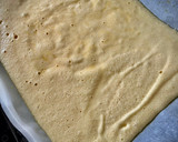 Foto del paso 3 de la receta: Brazo gitano de fresones blancos y rojos con nata y trufa