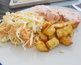 Foto del paso 6 de la receta: Salmón escalfado con patatas asadas y ensalada de col