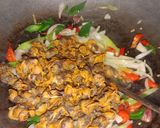 Foto langkah ke 3 dari resep Kerang dara saos tiram.