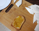 Foto del paso 3 de la receta: Tostas de mermelada de manga con queso fresco y chip de manga