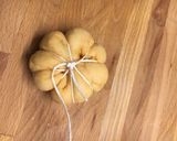 Foto del passaggio 4 della ricetta 🎃Trick or Treat 🎃- mini brioche zucche con marmellata di albicocche