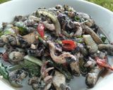 Foto langkah ke 4 dari resep Tumis Cumi Tinta Hitam Cabe Hijau.