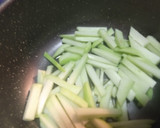 Foto del paso 2 de la receta: Cacerola de huevo con calabazas, cebolla y queso