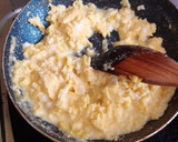 Foto langkah ke 7 dari resep Buttermilk Scrambled Egg.