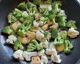Foto del paso 3 de la receta: Pollo con brócoli y coliflor