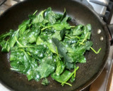 Foto del paso 4 de la receta: Quiche de coliflor, espinacas salteadas y agua de piña