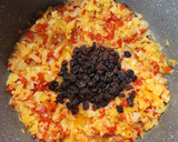 Foto del paso 2 de la receta: Pastel de papa con relleno de carne - con cebolla, morrón, aceituna, huevo duro y pasas de uva